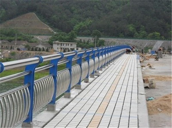 保定不锈钢桥梁护栏的特性及其在现代建筑中的应用